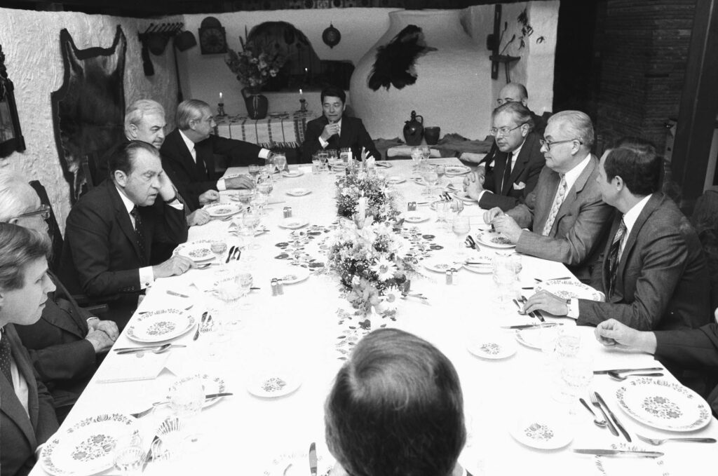 Budapest, 1982. július 4.
A Puja Frigyes (j2) külügyminiszter meghívására Budapesten tartózkodó Richard Nixon, az Amerikai Egyesült Államok volt elnöke (b3) díszvacsorán vesz részt Budapesten egy étteremben.
MTI Fotó: Manek Attila