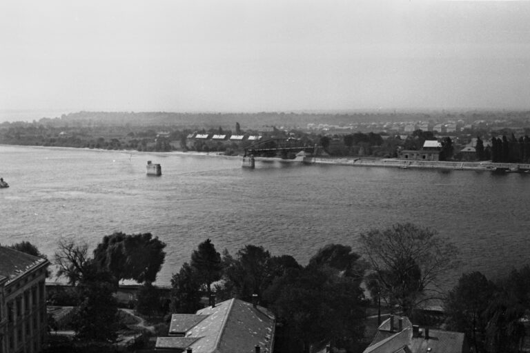 Kilátás Esztergomból a Mária Valéria híd maradványai és Párkány felé, 1960