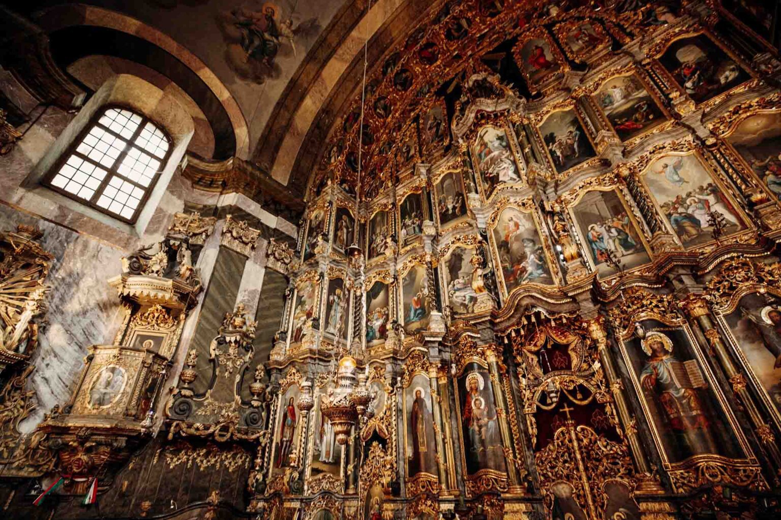 Ragyogó színek, kékes derengés, keleties bőség – Miskolcon rejtőzik Közép-Európa legnagyobb ikonosztáza