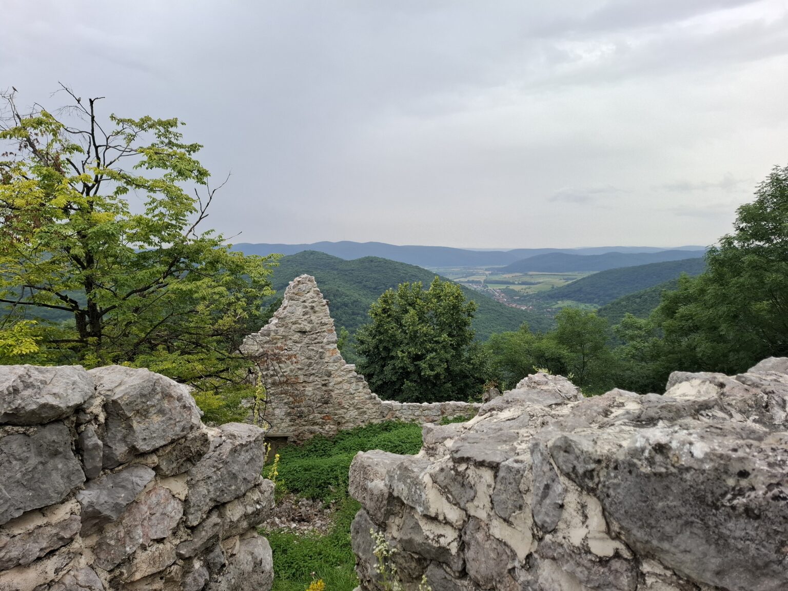 Túra Szádvár lenyűgöző hegyi romvárához