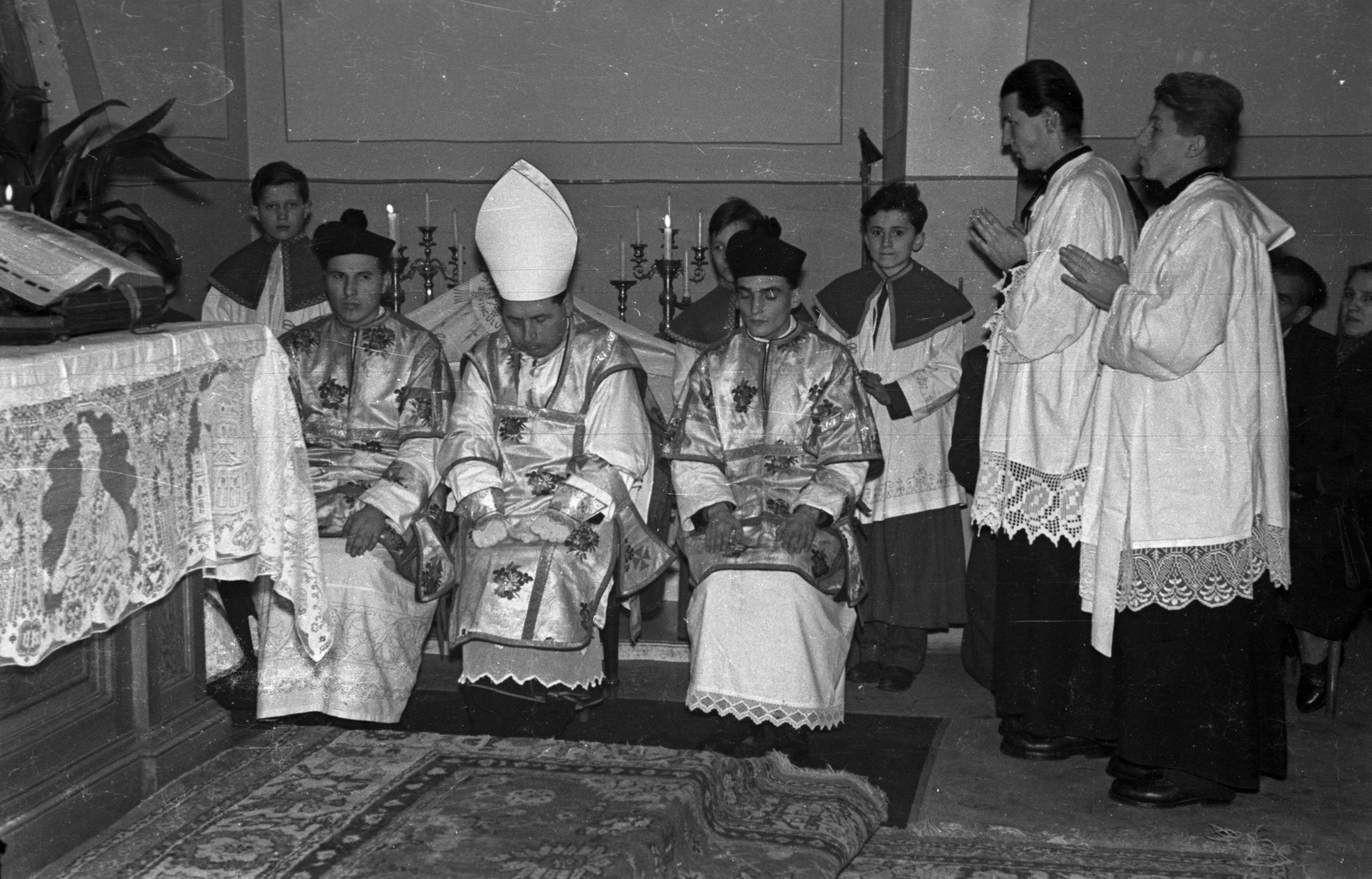 Középen Bánk József római katolikus püspök, egyházjogász, egri érsek, majd váci érsek-püspök. 1953
Fortepan / Hámori Gyula