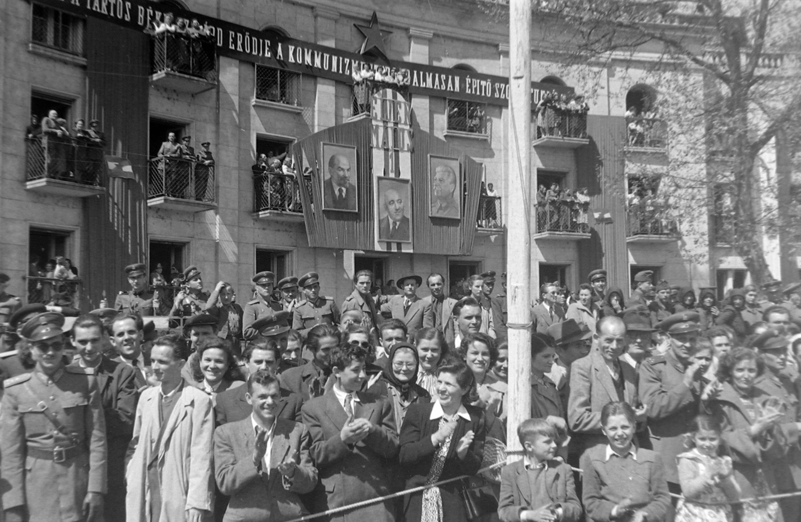 Andrássy (Sztálin) út - Dózsa György út sarok, május 1., 1951
Fortepan / Magyar Rendőr