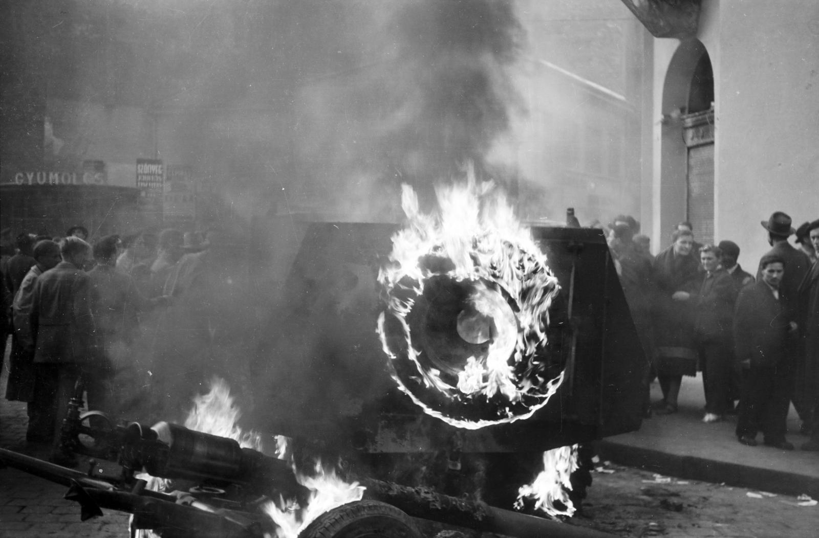 Rákóczi út - Akácfa utca sarok. Felgyújtott szovjet BTR-152 páncélozott lövészszállító jármű és egy aknavető. 1956
Fortepan / Fóti István örökösei