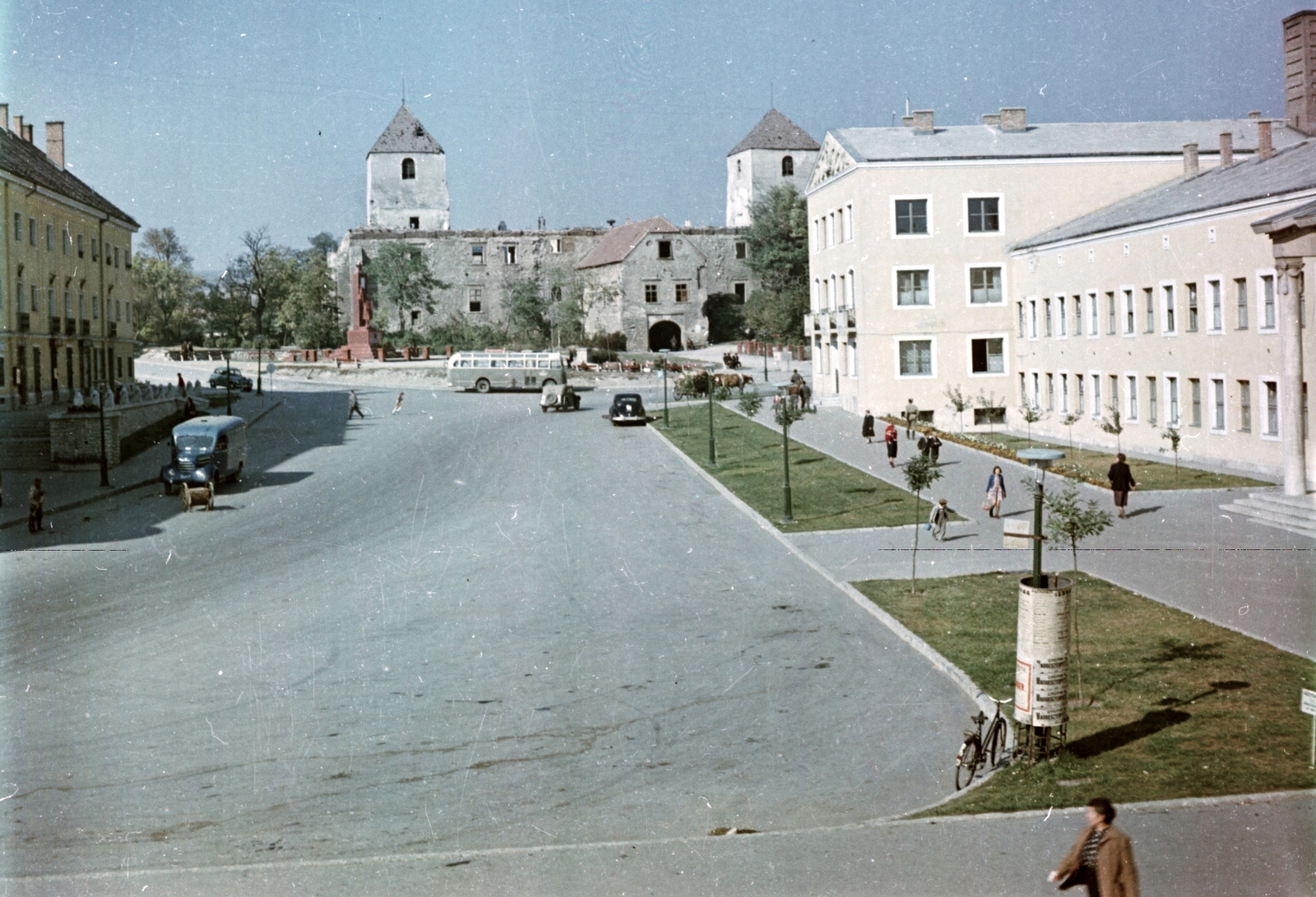 Várpalota, Szabadság tér, szemben a Thury-vár. 1955. Forrás: Fortepan / Építésügyi Dokumentációs és Információs Központ