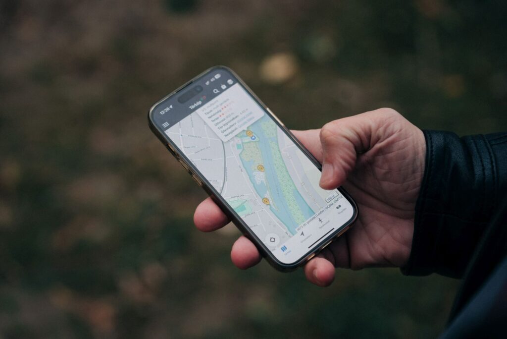 Geocaching. Mobiltelefon. Fotó: Máth Kristóf/Magyar Krónika