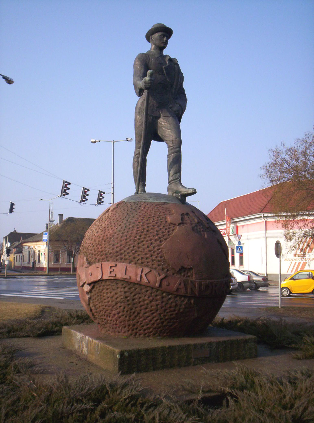 Jelky András szobra szülővárosában, a szobor Medgyessy Ferenc, a földgömb Miskolczy Ferenc alkotása. Wikipédia.