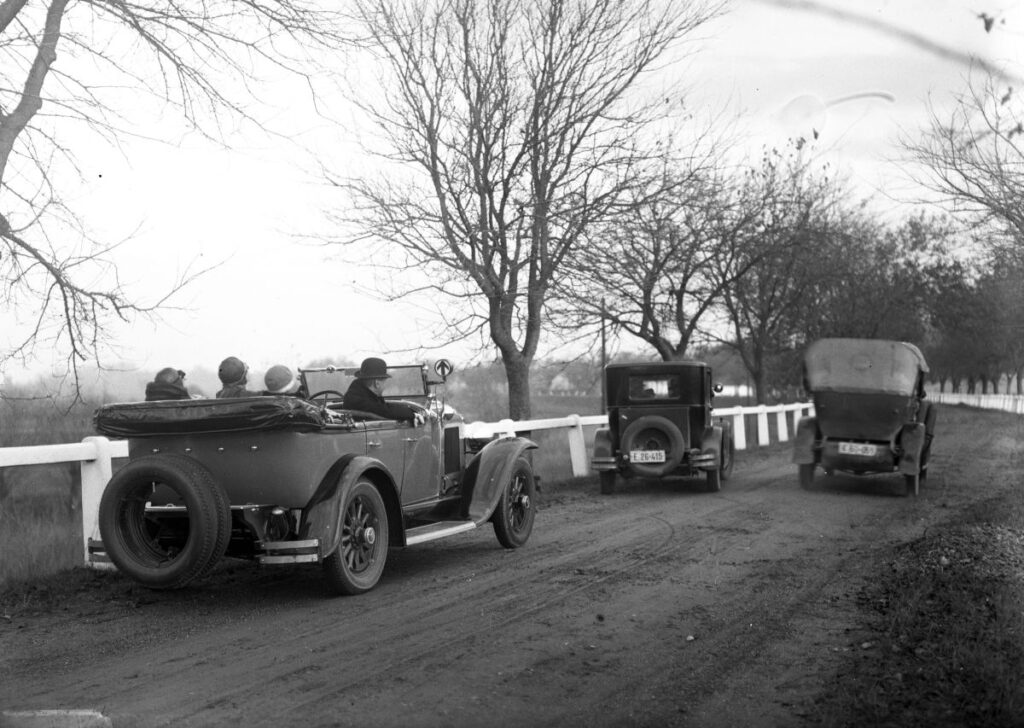 Balra egy Buick, előtte egy Minerva és ettől jobbra egy Laurin-Klement típusú személygépjármű az országúton. 1927. Fortepan/Kozma Endre.