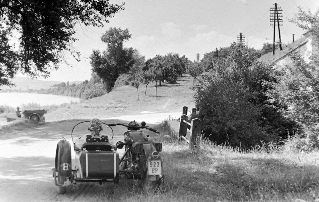 Zebegény Újvölgy, az országút a vasúti felüljárónál. 1939, Fortepan.