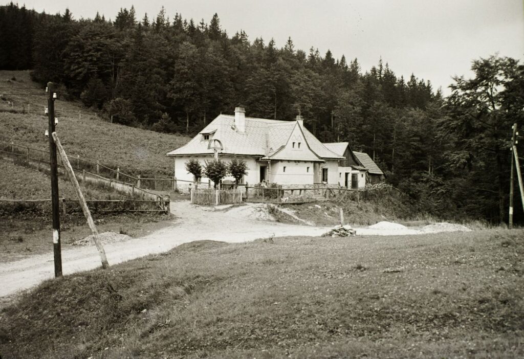 Útkaparó ház Szulován, 1934. Fortepan / Schermann Ákos