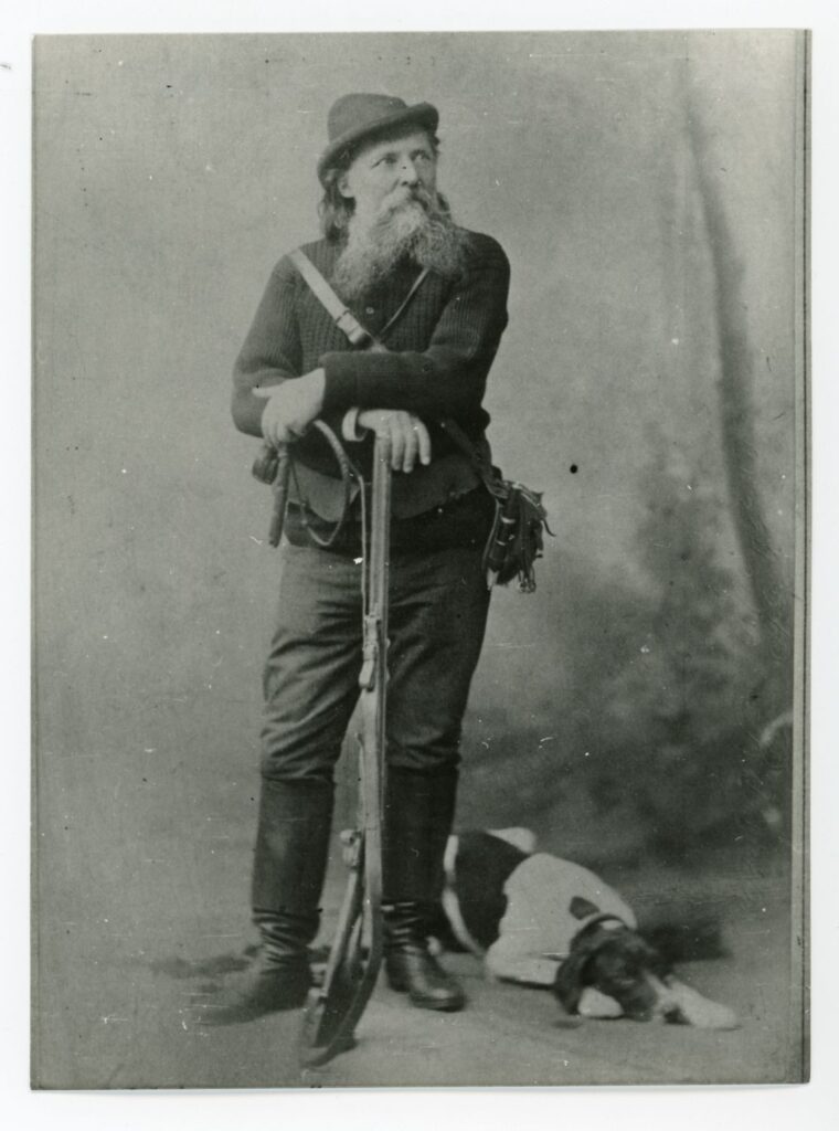Herman Ottó vadászfelszerelésben, mellette kutyája; műtermi felvétel)
Budapest, 1870-es évek 
Ismeretlen fényképész felvétele