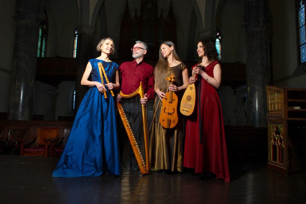 A laReverdie tagjai: Claudia Caffagni – ének, lant, Livia Caffagni – ének, furulyák, viella, Elisabetta de Mircovich – ének, viella, symphonia, harangok, Matteo Zenatti – ének, hárfa Forrás: LaReverdie / Facebook 
