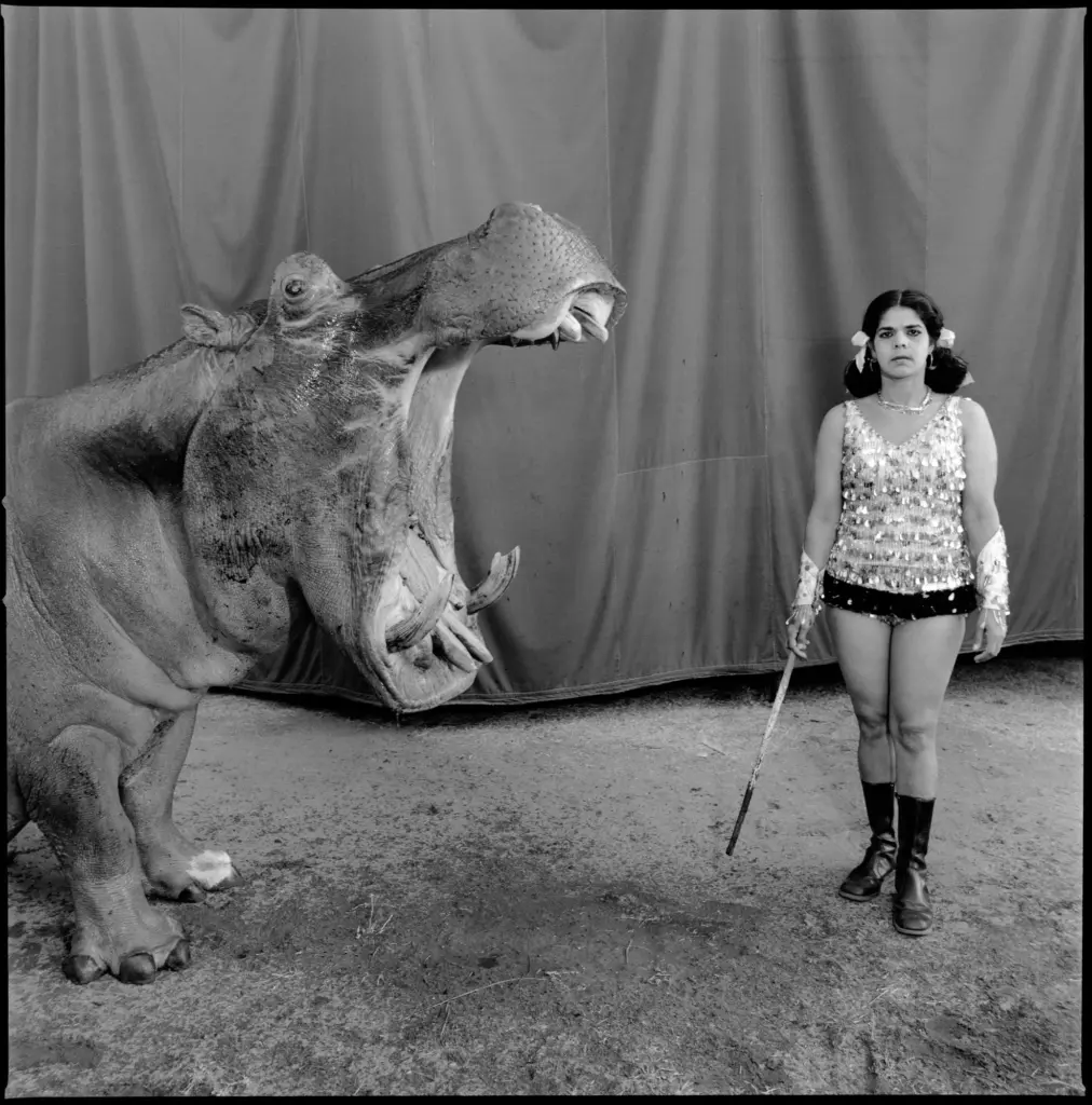 Víziló és artista, Great Rayman Cirkusz, Madras, India, 1989 (Fotó: © Mary Ellen Mark)