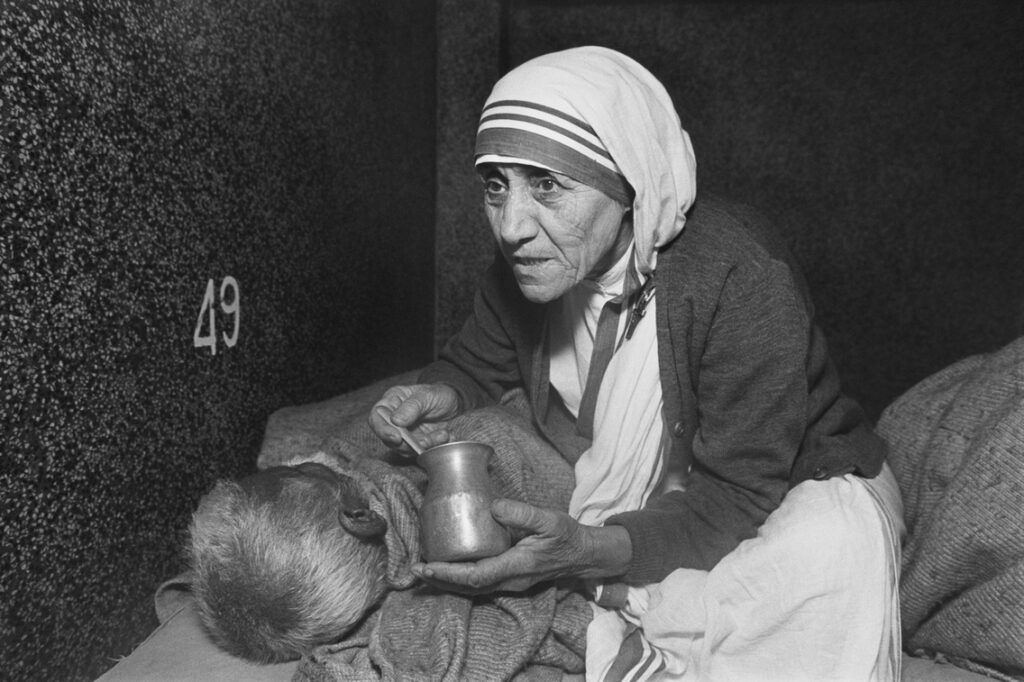 Teréz anya egy férfit etet a Haldoklók Házában, A Szeretet Misszionáriusai rend – Teréz Anya Nővérei, Kalkutta, India, 1980 (Fotó: © Mary Ellen Mark)
