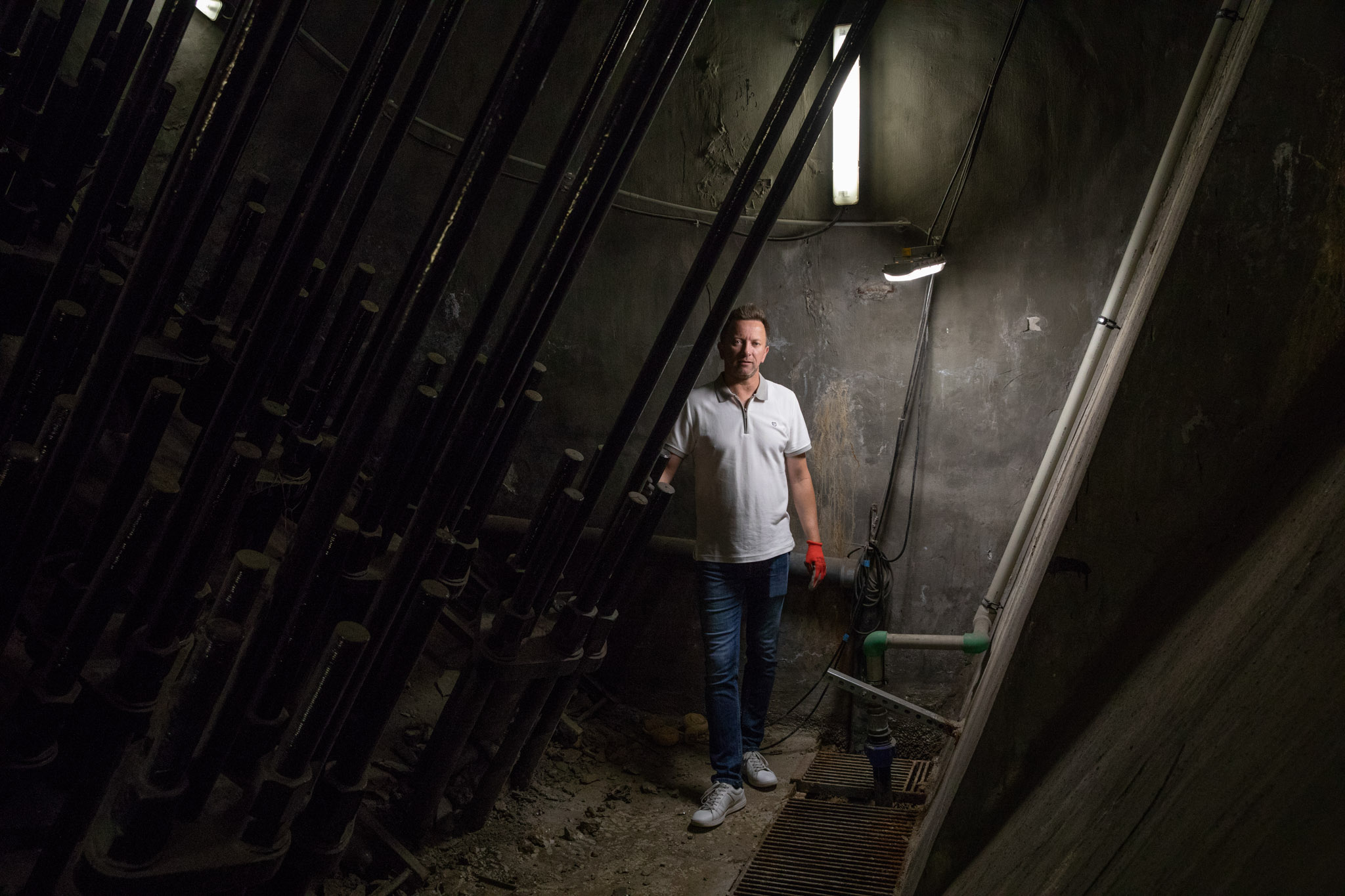 A kamrában a pillérekbe futó összes kábel látható. „Hatszor tizenegy, tehát hatvanhat darab. A tizenegyből öt biztonsági tartalék. Minden egyes kábel száztizenöt szál különleges acélból áll, háromféle sodrási technikával készült, és korrózióálló festékréteg védi. A legapróbb részlet is a híd stabilitását szolgálja.” – mondja Tóth Krisztián. Fotó: Boncsér Orsolya