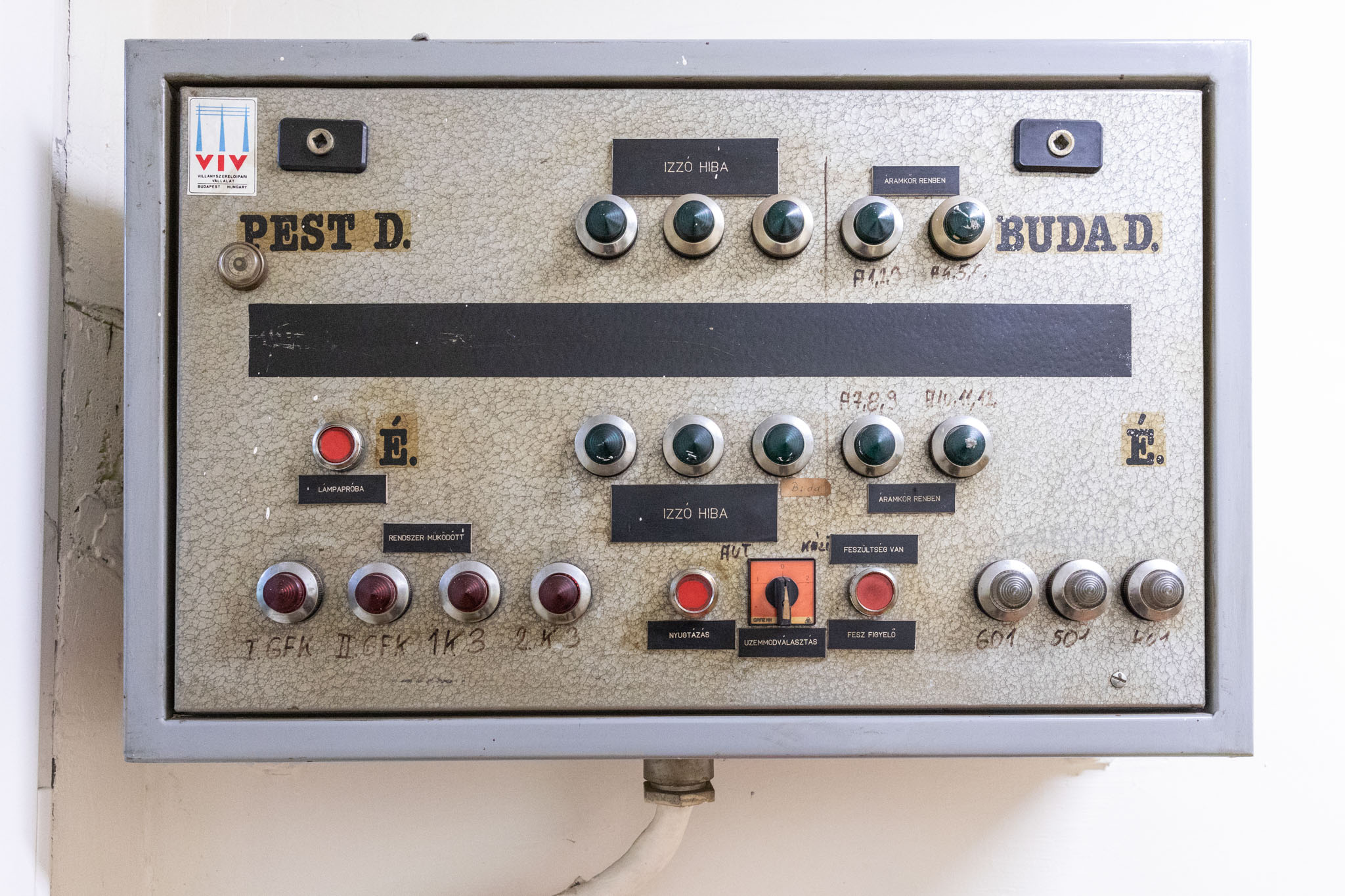 A kamrában a pillérekbe futó összes kábel látható. „Hatszor tizenegy, tehát hatvanhat darab. A tizenegyből öt biztonsági tartalék. Minden egyes kábel száztizenöt szál különleges acélból áll, háromféle sodrási technikával készült, és korrózióálló festékréteg védi. A legapróbb részlet is a híd stabilitását szolgálja.” – mondja Tóth Krisztián. Fotó: Boncsér Orsolya