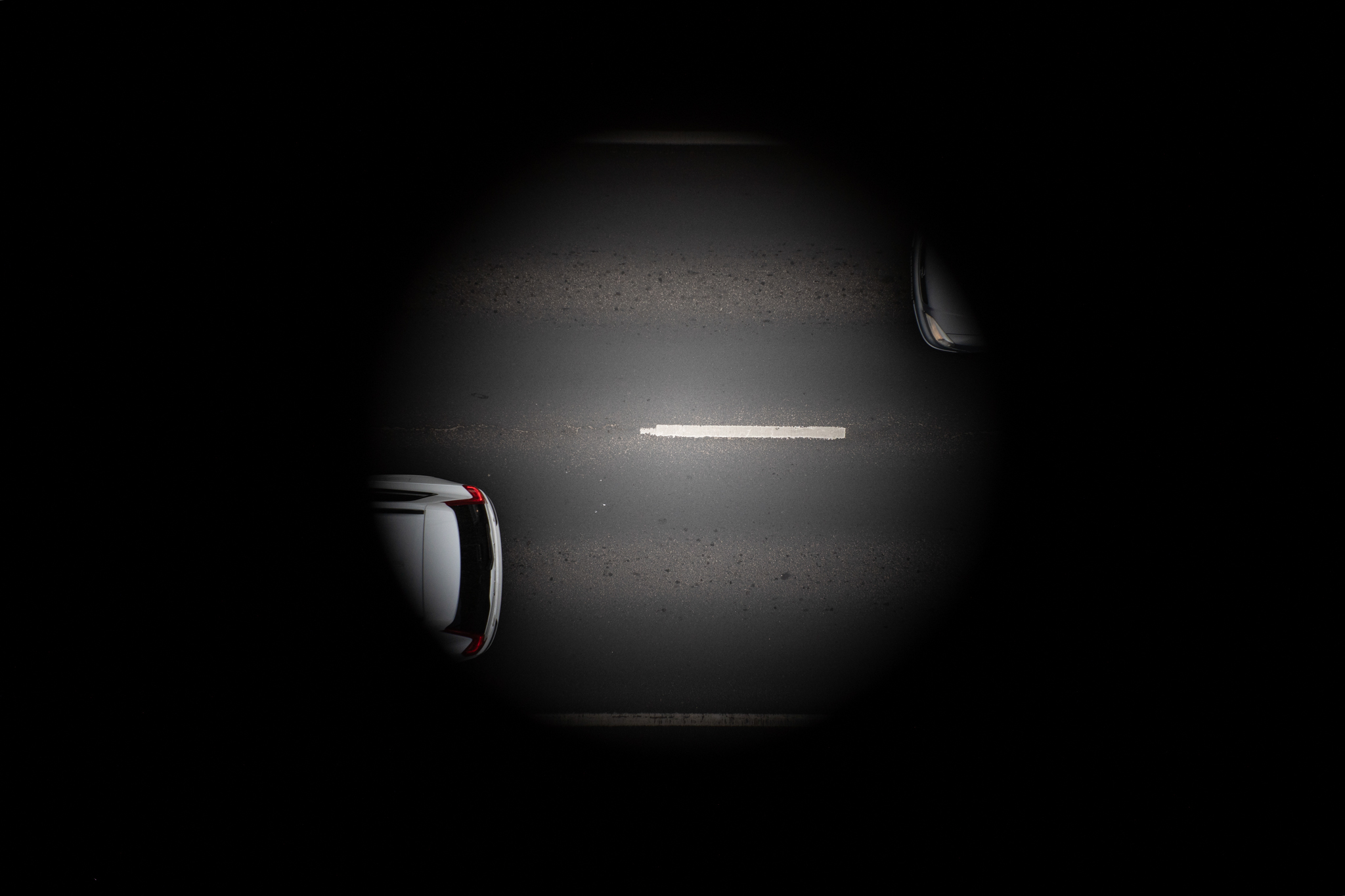 A kamrában a pillérekbe futó összes kábel látható. „Hatszor tizenegy, tehát hatvanhat darab. A tizenegyből öt biztonsági tartalék. Minden egyes kábel száztizenöt szál különleges acélból áll, háromféle sodrási technikával készült, és korrózióálló festékréteg védi. A legapróbb részlet is a híd stabilitását szolgálja.” – mondja Tóth Krisztián. Fotó: Boncsér Orsolya