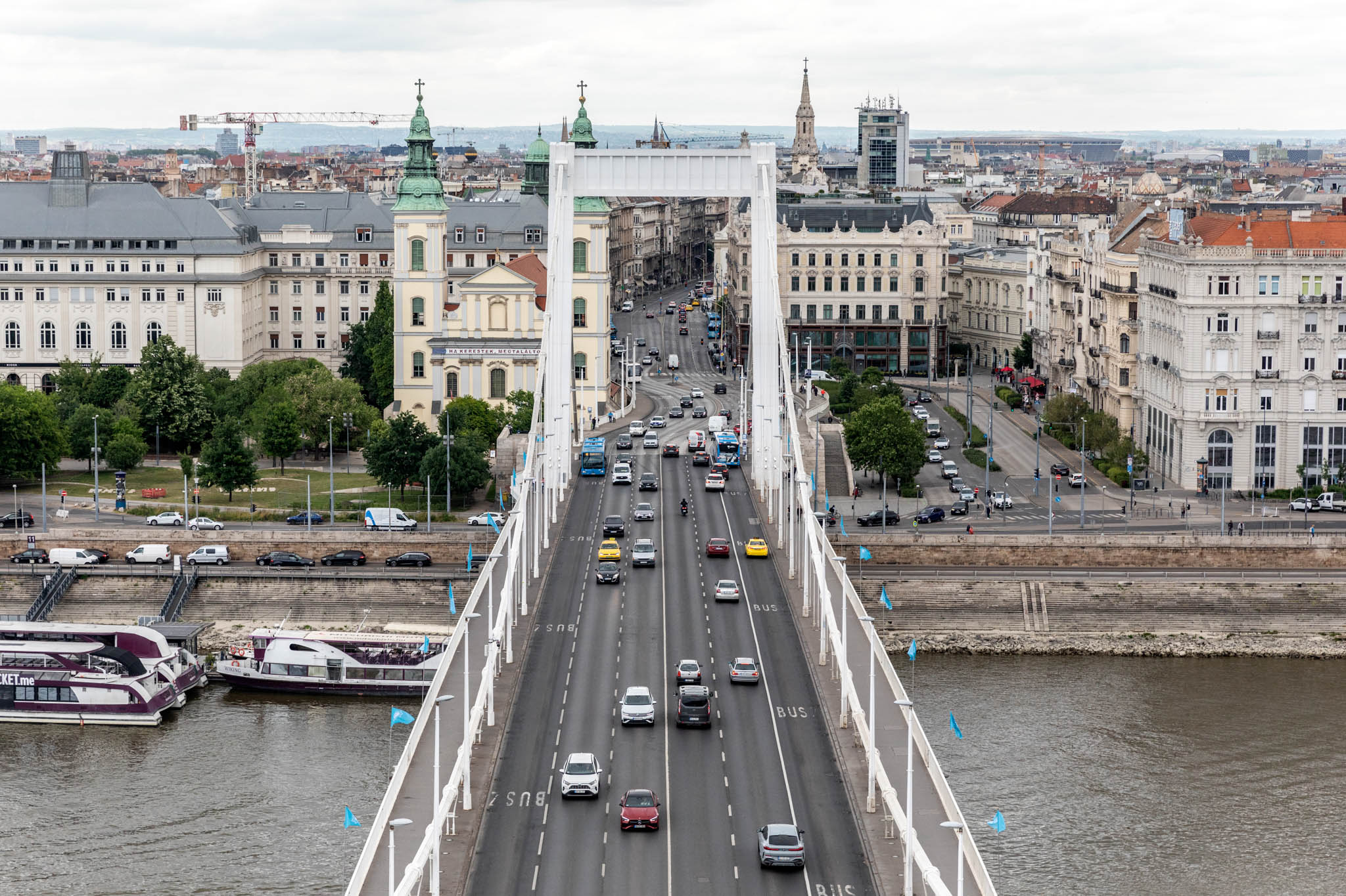 A kamrában a pillérekbe futó összes kábel látható. „Hatszor tizenegy, tehát hatvanhat darab. A tizenegyből öt biztonsági tartalék. Minden egyes kábel száztizenöt szál különleges acélból áll, háromféle sodrási technikával készült, és korrózióálló festékréteg védi. A legapróbb részlet is a híd stabilitását szolgálja.” – mondja Tóth Krisztián. Fotó: Boncsér Orsolya