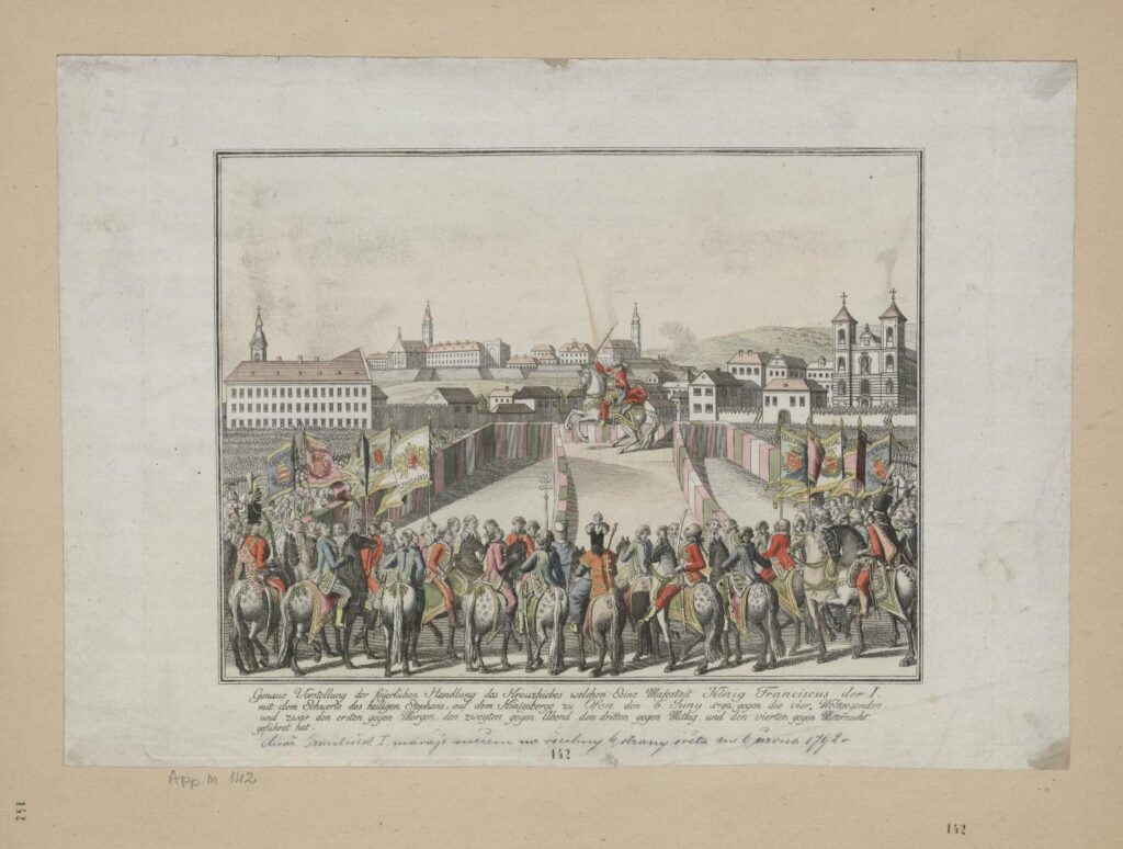 I. Ferenc magyar király a koronázási dombon. A metszet közepén emelvényen a király lovas alakja, amint vágást intéz a négy égtáj felé. Az emelvény körül emberek, a háttérben budai épületek. Közkincs. Forrás: Országos Széchényi Könyvtár, Régi Nyomtatványok Tára.