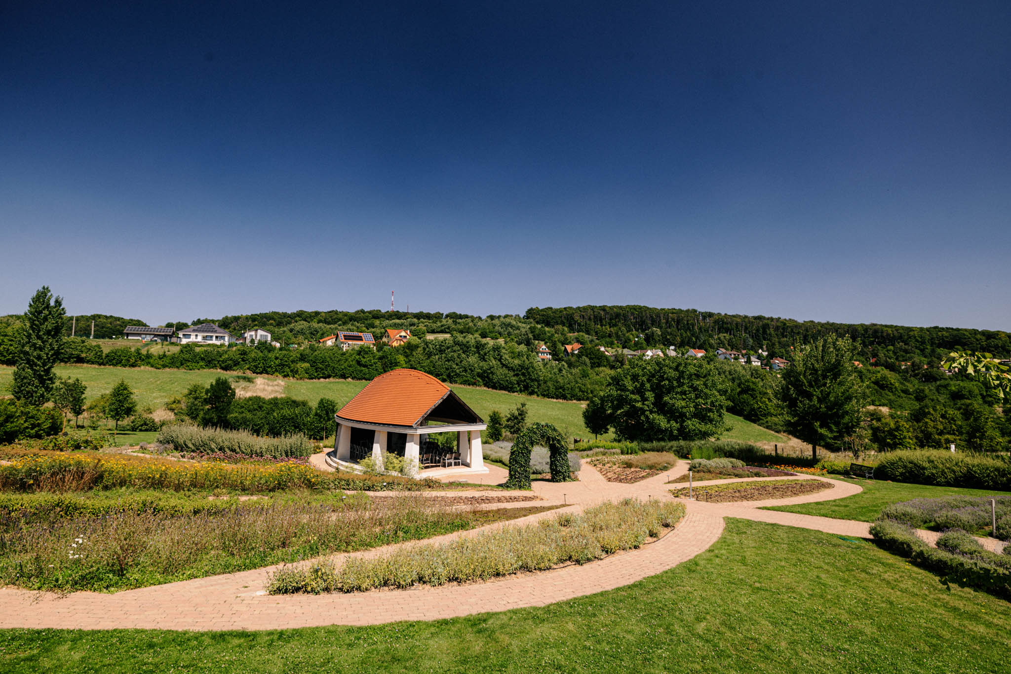 Lopes-Szabó Zsuzsa, Bükkszentkereszt, gyógynövénykert, Magyar Krónika Magazin, Fotó: Földházi Árpád