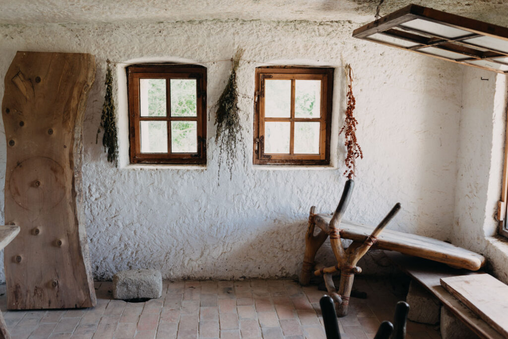 A noszvaji kaptárkő és a barlanglakások, a Pocem riolittufából faragott világában